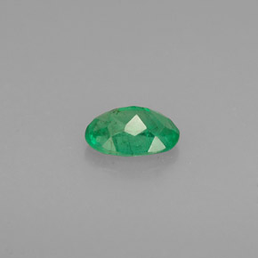 0.48カラットの天然グリーンエメラルド（6.3×4.4 mm・オーバルカット）