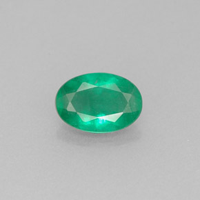 0.52カラットの天然グリーンエメラルド（6.5×4.6 mm・オーバルカット）