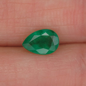0.51カラットの天然グリーンエメラルド（6.6×4.5 mm・洋梨の形）