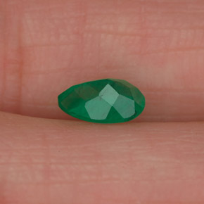 0.51カラットの天然グリーンエメラルド（6.6×4.5 mm・洋梨の形）