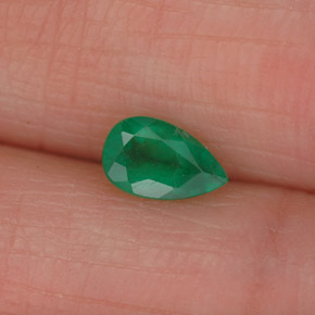 0.36カラットの天然グリーンエメラルド（6.1×3.8 mm・洋梨の形）