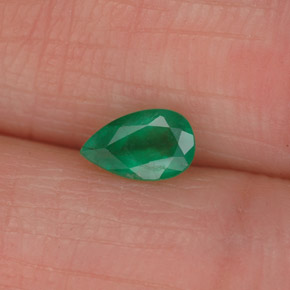 0.36カラットの天然グリーンエメラルド（6.1×3.8 mm・洋梨の形）