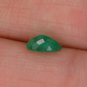 0.36カラットの天然グリーンエメラルド（6.1×3.8 mm・洋梨の形）