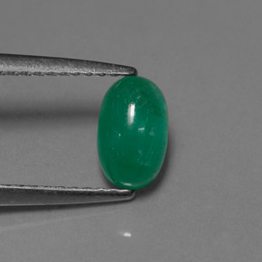 0.90カラットの天然グリーンエメラルド（7.4×4.6 mm・透明）