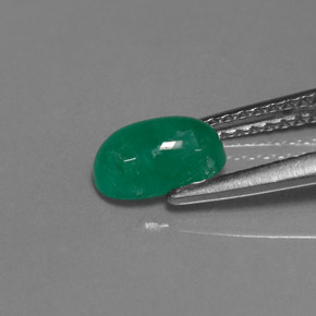 0.90カラットの天然グリーンエメラルド（7.4×4.6 mm・透明）