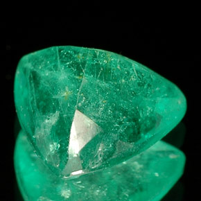 1.39カラットの天然グリーンエメラルド（8.1×7.6 mm・トリリアント）