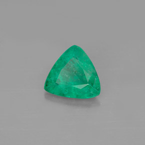 0.61カラットの天然グリーンエメラルド（6.6×6.2 mm・トリリアント）