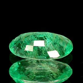 0.32カラットの天然グリーンエメラルド（5.9×3.8 mm・オーバルカット）