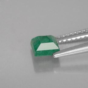 0.59カラットの天然グリーンエメラルド（4.8×4.7 mm・四角）