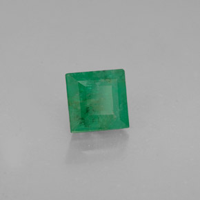 0.71カラットの天然グリーンエメラルド（4.9×4.9 mm・四角）