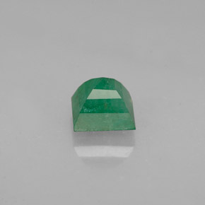 0.71カラットの天然グリーンエメラルド（4.9×4.9 mm・四角）