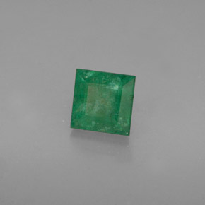 0.77カラットの天然グリーンエメラルド（5×5 mm・四角）