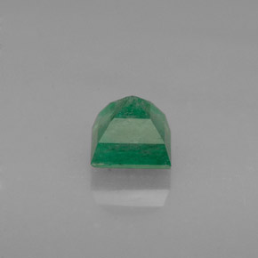 0.77カラットの天然グリーンエメラルド（5×5 mm・四角）