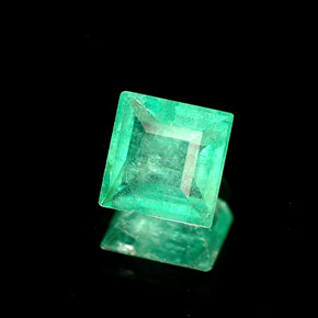 0.50カラットの天然グリーンエメラルド（4.9×4.9 mm・四角）