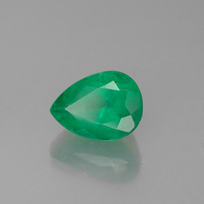 1.00カラットの天然グリーンエメラルド（7.6×5.6 mm・洋梨の形）