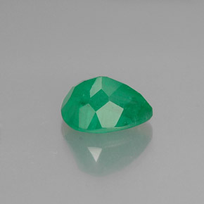 1.00カラットの天然グリーンエメラルド（7.6×5.6 mm・洋梨の形）