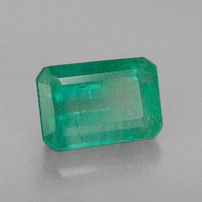 1.93カラットの天然グリーンエメラルド（8.8×6 mm・エメラルドカット）