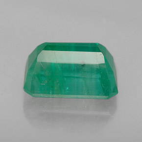 1.93カラットの天然グリーンエメラルド（8.8×6 mm・エメラルドカット）