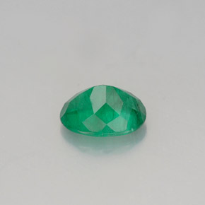 0.77カラットの天然グリーンエメラルド（7×5.1 mm・オーバルカット）