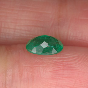0.71カラットの天然グリーンエメラルド（7.1×5.1 mm・オーバルカット）