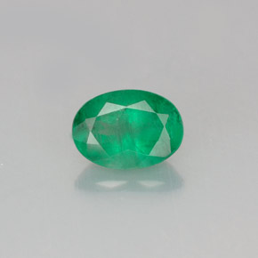 0.72カラットの天然グリーンエメラルド（7.1×5.1 mm・オーバルカット）