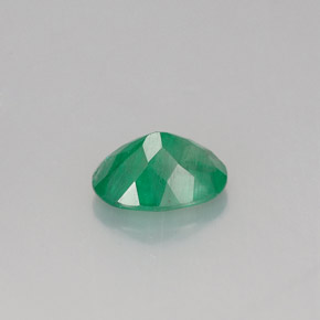 0.72カラットの天然グリーンエメラルド（7.1×5.1 mm・オーバルカット）