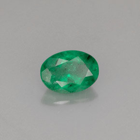 0.76カラットの天然グリーンエメラルド（7.1×5.1 mm・オーバルカット）