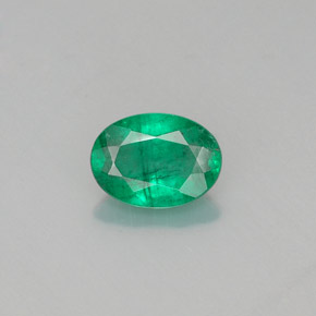 0.68カラットの天然グリーンエメラルド（7×5.1 mm・オーバルカット）