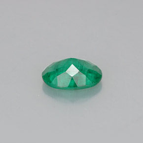 0.68カラットの天然グリーンエメラルド（7×5.1 mm・オーバルカット）