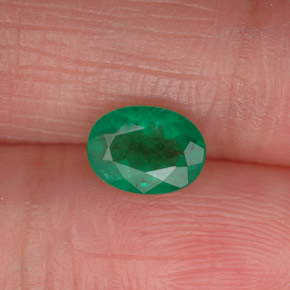 0.70カラットの天然グリーンエメラルド（7×5.2 mm・オーバルカット）