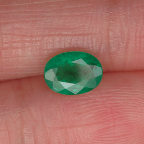 0.70カラットの天然グリーンエメラルド（7×5.2 mm・オーバルカット）