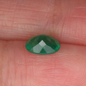 0.70カラットの天然グリーンエメラルド（7×5.2 mm・オーバルカット）