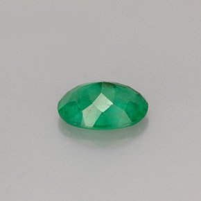 0.83カラットの天然グリーンエメラルド（7.5×5.6 mm・オーバルカット）