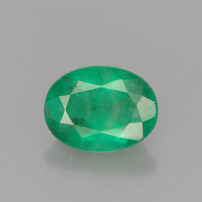 0.95カラットの天然グリーンエメラルド（7.5×5.6 mm・オーバルカット）