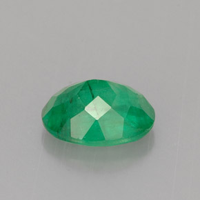 0.95カラットの天然グリーンエメラルド（7.5×5.6 mm・オーバルカット）
