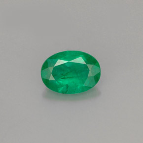 0.67カラットの天然グリーンエメラルド（7×5.1 mm・オーバルカット）