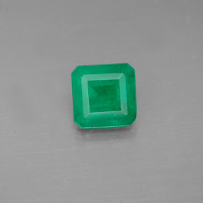 0.63カラットの天然グリーンエメラルド（5.3×5.3 mm・エメラルドカット）