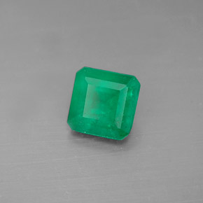 0.63カラットの天然グリーンエメラルド（5.3×5.3 mm・エメラルドカット）