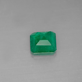 0.63カラットの天然グリーンエメラルド（5.3×5.3 mm・エメラルドカット）