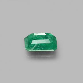 0.71カラットの天然グリーンエメラルド（6.5×4.7 mm・エメラルドカット）