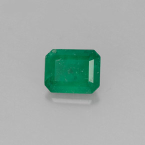 0.51カラットの天然グリーンエメラルド（5.6×4.4 mm・エメラルドカット）