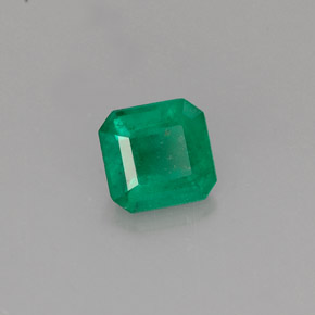 0.50カラットの天然グリーンエメラルド（5×4.8 mm・エメラルドカット）