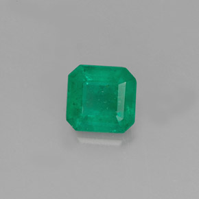 0.50カラットの天然グリーンエメラルド（5×4.8 mm・エメラルドカット）