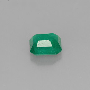 0.50カラットの天然グリーンエメラルド（5×4.8 mm・エメラルドカット）