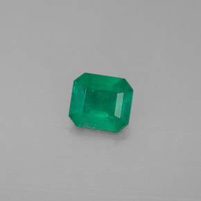 0.47カラットの天然グリーンエメラルド（5.3×4.8 mm・エメラルドカット）