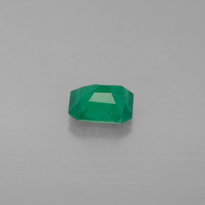 0.47カラットの天然グリーンエメラルド（5.3×4.8 mm・エメラルドカット）