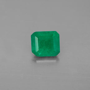 0.47カラットの天然グリーンエメラルド（5.1×4.5 mm・エメラルドカット）