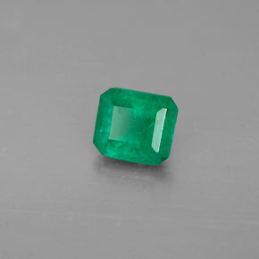 0.47カラットの天然グリーンエメラルド（5.1×4.5 mm・エメラルドカット）