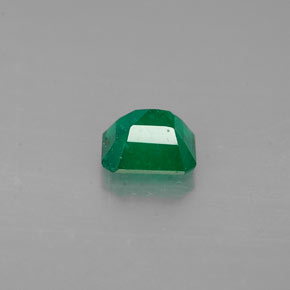 0.47カラットの天然グリーンエメラルド（5.1×4.5 mm・エメラルドカット）