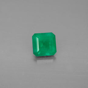 0.47カラットの天然グリーンエメラルド（4.8×4.6 mm・エメラルドカット）